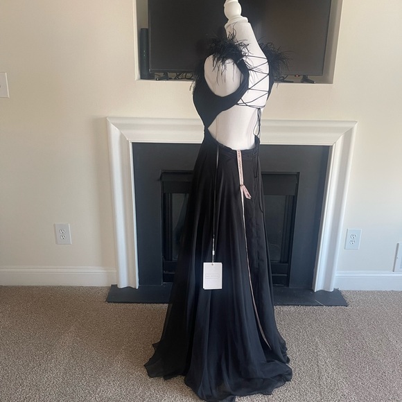 MAC DUGGAL Black Plunge Ostrich Feather Gown - Picture 5 of 8